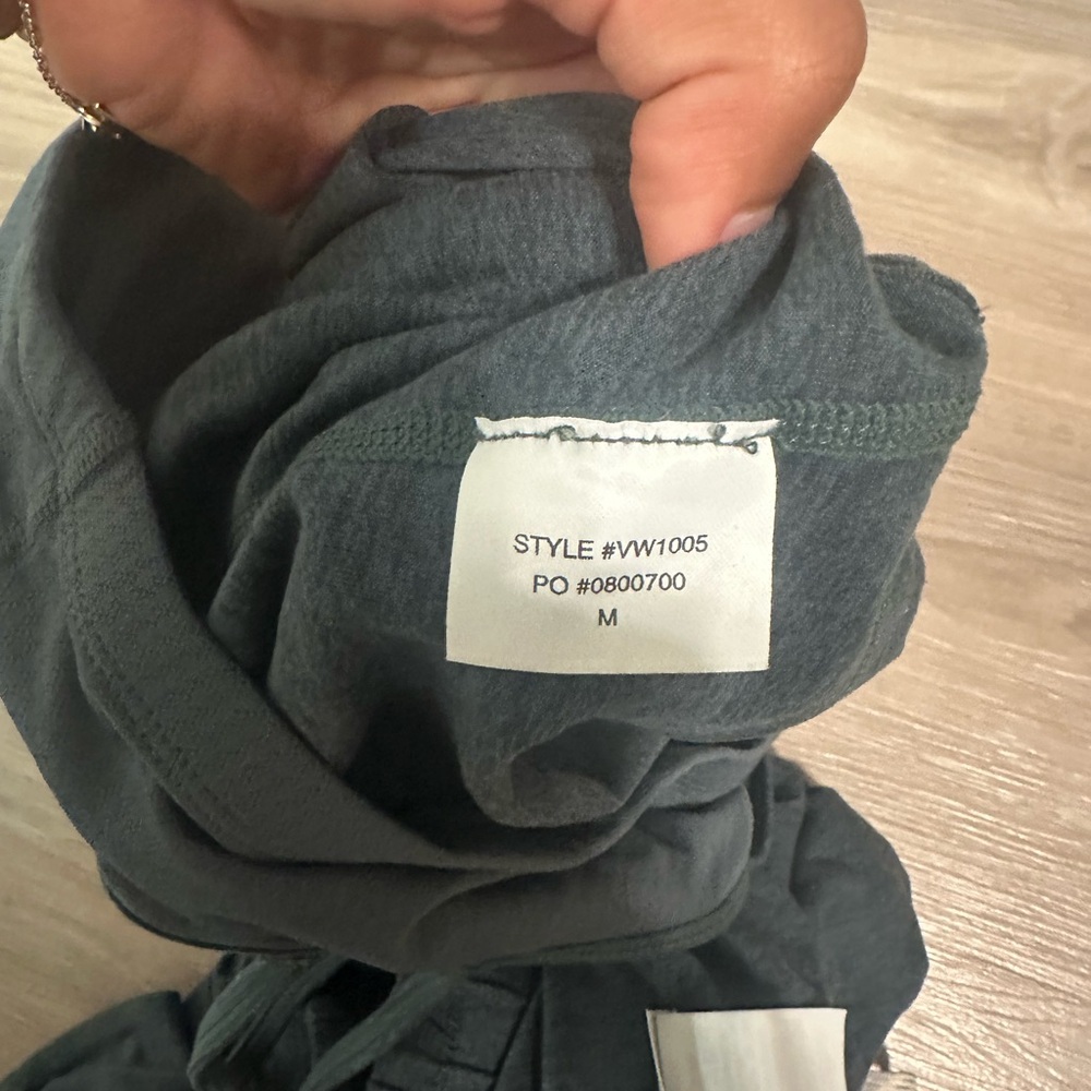 Vuori Halo Performance Top and Shorts Set in Stone Heather - Picture 5 of 6